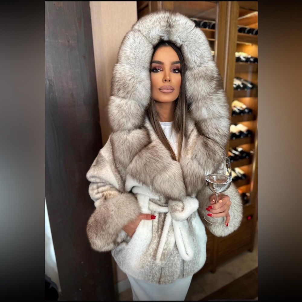 Absolutely stunning mink coat with fox sleeves/brand new!